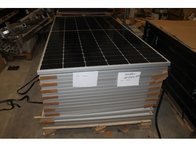 18 zonnepanelen longi lr5-72hph-555m. afmeting 113x228 cm. - afbeelding 1 van  3