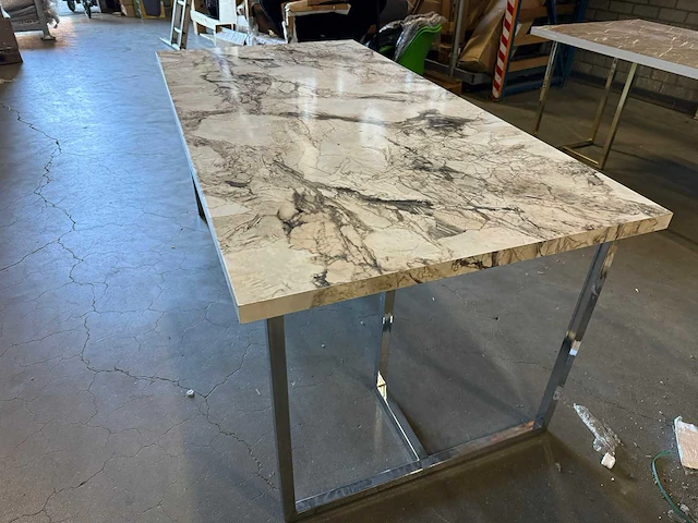 180 cm marmerlook tafel met zilveren poten - afbeelding 3 van  4