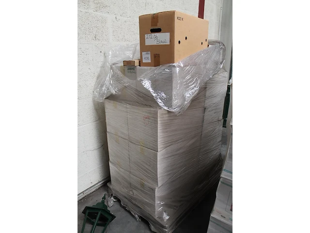 19 buitenwandlampen met hoogte 60 cm in diverse kleuren ( blauw, groen, wit en rood) op pallet. - afbeelding 2 van  4