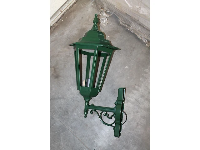 19 buitenwandlampen met hoogte 60 cm in diverse kleuren ( blauw, groen, wit en rood) op pallet. - afbeelding 3 van  4