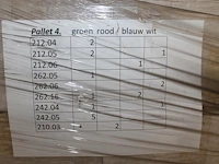 19 buitenwandlampen met hoogte 60 cm in diverse kleuren ( blauw, groen, wit en rood) op pallet. - afbeelding 4 van  4