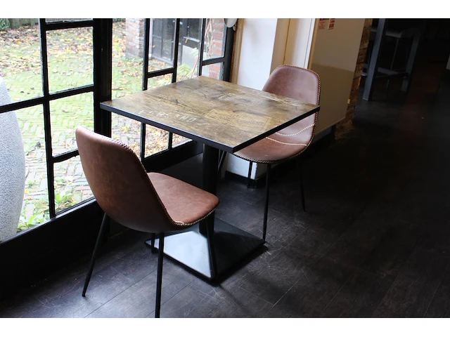 19 horecatafels met houten blad en metalen voet en 40 buisstalen kuipstoelen met kunstlederen zitting. - afbeelding 3 van  15