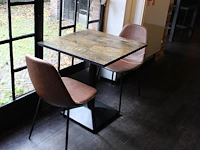 19 horecatafels met houten blad en metalen voet en 40 buisstalen kuipstoelen met kunstlederen zitting. - afbeelding 3 van  15