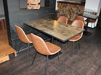 19 horecatafels met houten blad en metalen voet en 40 buisstalen kuipstoelen met kunstlederen zitting. - afbeelding 4 van  15