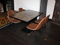 19 horecatafels met houten blad en metalen voet en 40 buisstalen kuipstoelen met kunstlederen zitting. - afbeelding 6 van  15