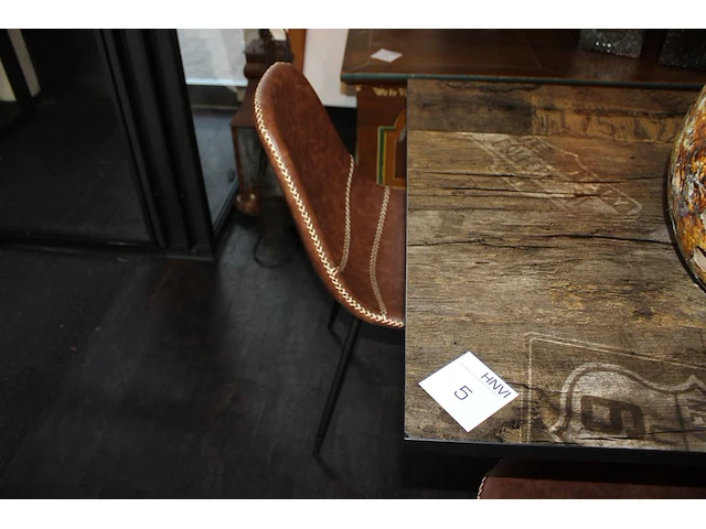19 horecatafels met houten blad en metalen voet en 40 buisstalen kuipstoelen met kunstlederen zitting. - afbeelding 1 van  15