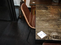 19 horecatafels met houten blad en metalen voet en 40 buisstalen kuipstoelen met kunstlederen zitting.