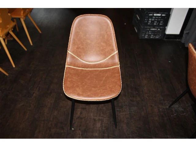 19 horecatafels met houten blad en metalen voet en 40 buisstalen kuipstoelen met kunstlederen zitting. - afbeelding 10 van  15
