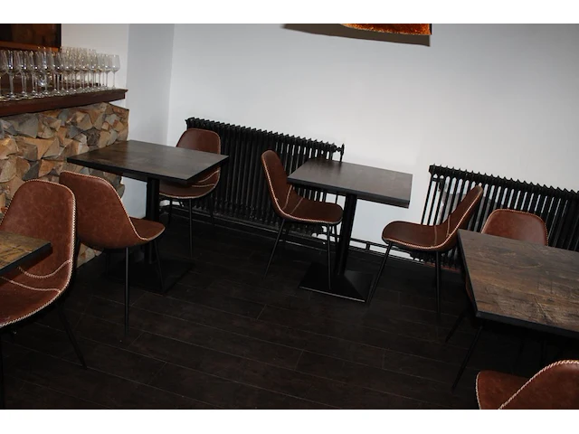 19 horecatafels met houten blad en metalen voet en 40 buisstalen kuipstoelen met kunstlederen zitting. - afbeelding 13 van  15