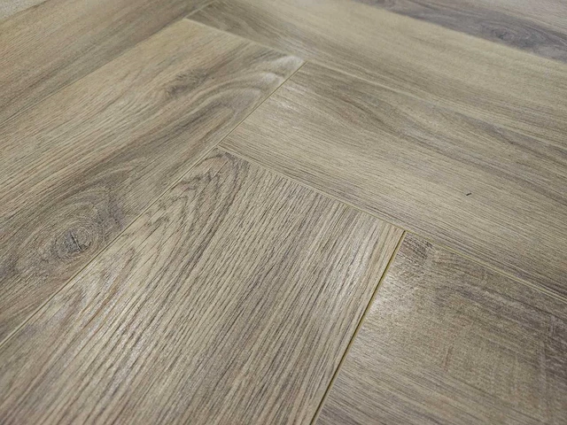 19 m2 laminaat visgraat - 630 x 126 x 8 mm - afbeelding 1 van  3