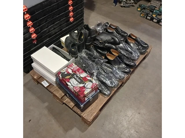 19 paar diverse merk schoenen, van lier, picardië, steptrinic, zwart - afbeelding 1 van  10
