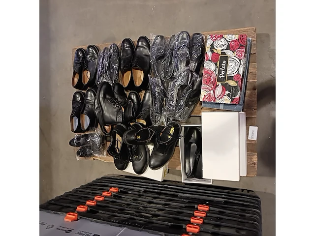 19 paar diverse merk schoenen, van lier, picardië, steptrinic, zwart - afbeelding 3 van  10