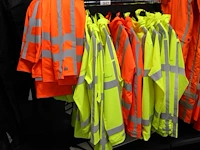 19 regenjassen en broeken in diverse maten en uitvoeringen. - afbeelding 1 van  2