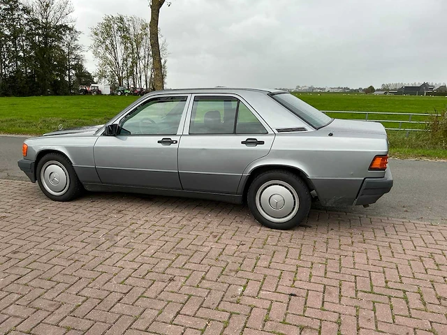 191 mercedes-benz 190-serie - 190e personenauto - afbeelding 3 van  25