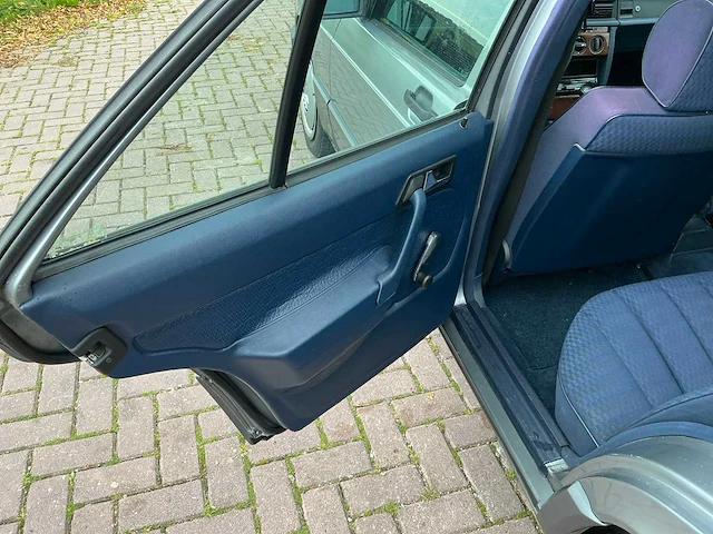 191 mercedes-benz 190-serie - 190e personenauto - afbeelding 13 van  25