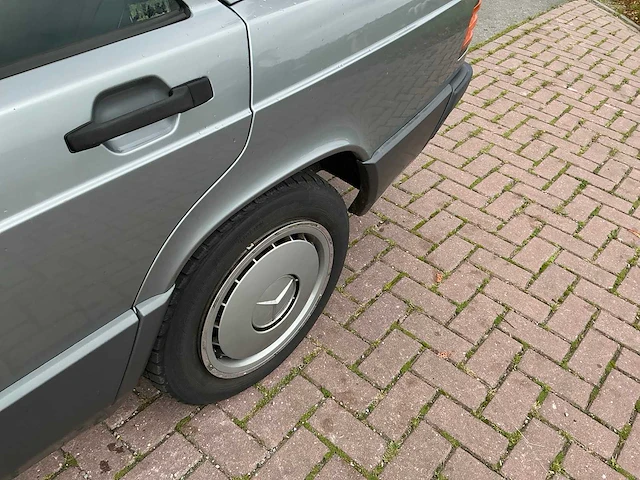 191 mercedes-benz 190-serie - 190e personenauto - afbeelding 16 van  25