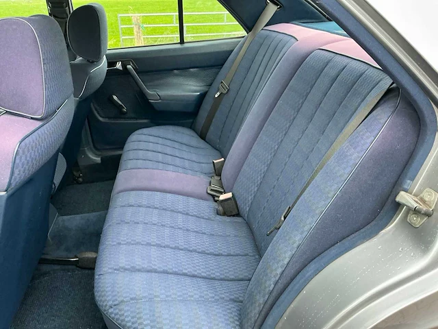 191 mercedes-benz 190-serie - 190e personenauto - afbeelding 17 van  25
