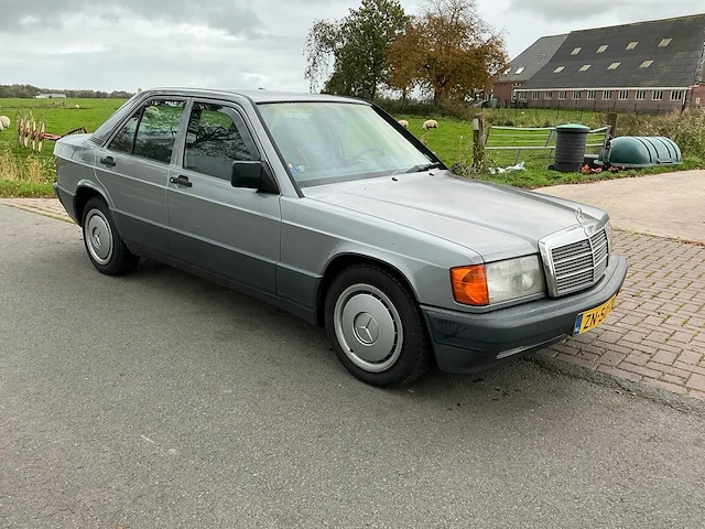 191 mercedes-benz 190-serie - 190e personenauto - afbeelding 21 van  25
