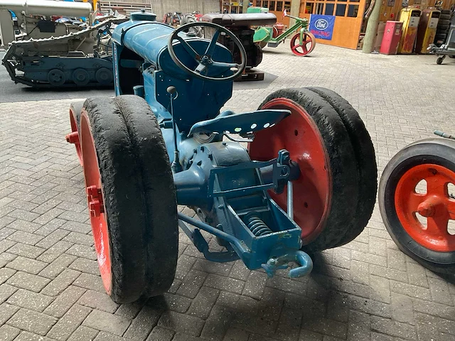 1943 fordson n industry oldtimer tractor - afbeelding 9 van  16