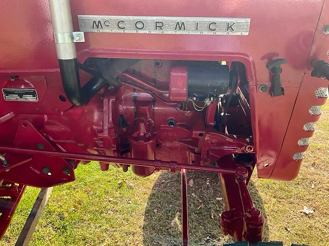 1960 mc cormick international d-324 oldtimer tractor met maakbalk - afbeelding 15 van  29