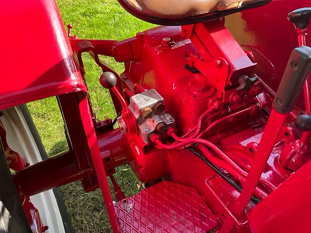 1960 mc cormick international d-324 oldtimer tractor met maakbalk - afbeelding 18 van  29