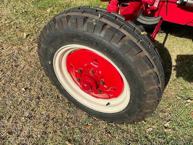 1960 mc cormick international d-324 oldtimer tractor met maakbalk - afbeelding 20 van  29