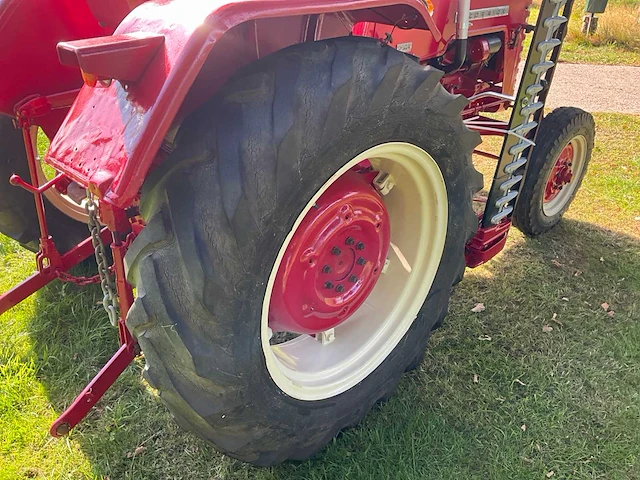 1960 mc cormick international d-324 oldtimer tractor met maakbalk - afbeelding 22 van  29