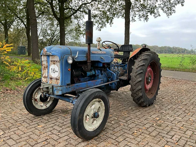 1961 fordson super major oldtimer tractor - afbeelding 1 van  31