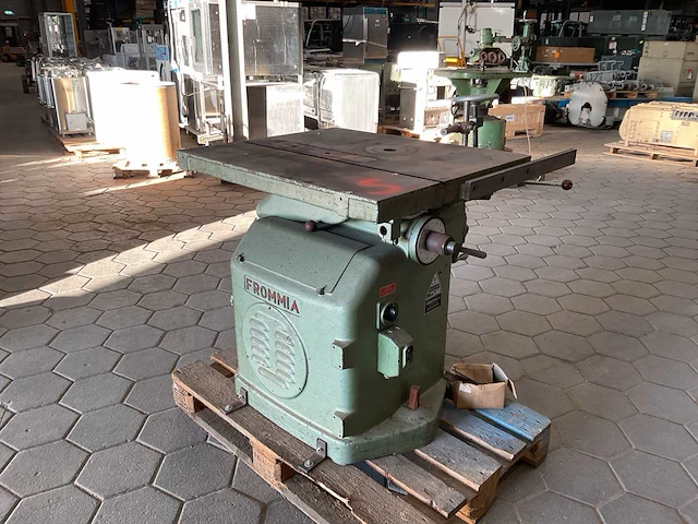 1965 frommia 600 afkortcirkelzaagmachine - afbeelding 1 van  8
