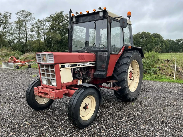 1974 international 644 tweewielaangedreven landbouwtractor - afbeelding 1 van  36