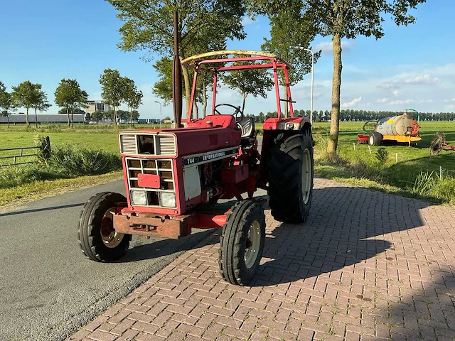 1976 international 744-s tweewielaangedreven landbouwtractor - afbeelding 1 van  28