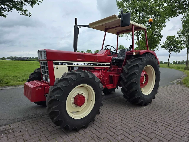 1976 international 844-s vierwielaangedreven landbouwtractor - afbeelding 1 van  45