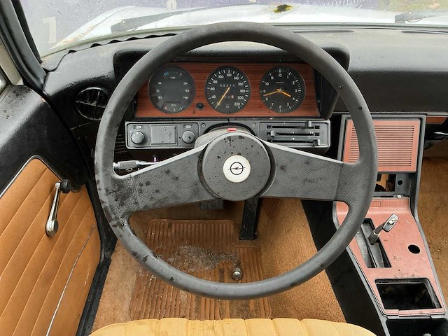 1978 - opel - commodore - 2500 s sedan - oldtimer - afbeelding 9 van  10