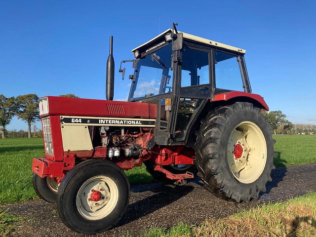 1979 international 644 tweewielaangedreven landbouwtractor - afbeelding 1 van  10