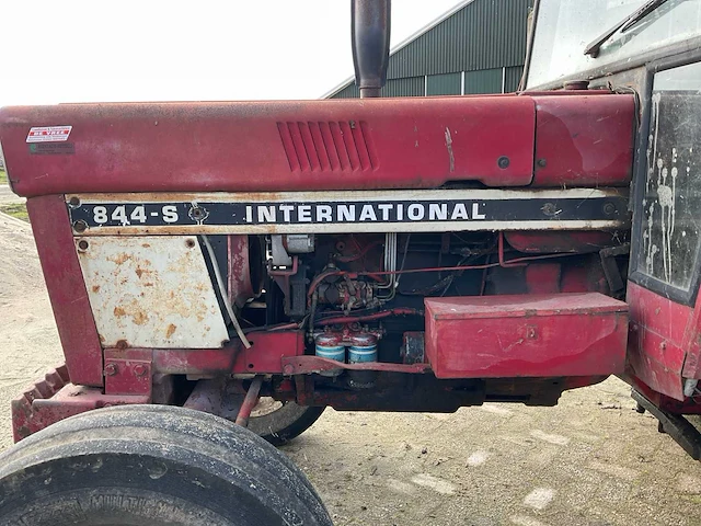 1979 international 844-s tweewielaangedreven landbouwtractor - afbeelding 2 van  26