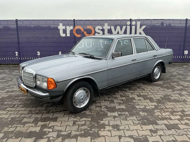 1980 - mercedes-benz - 300 - personenauto - afbeelding 1 van  11