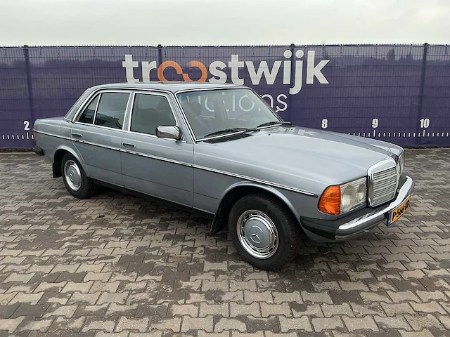 1980 - mercedes-benz - 300 - personenauto - afbeelding 4 van  11