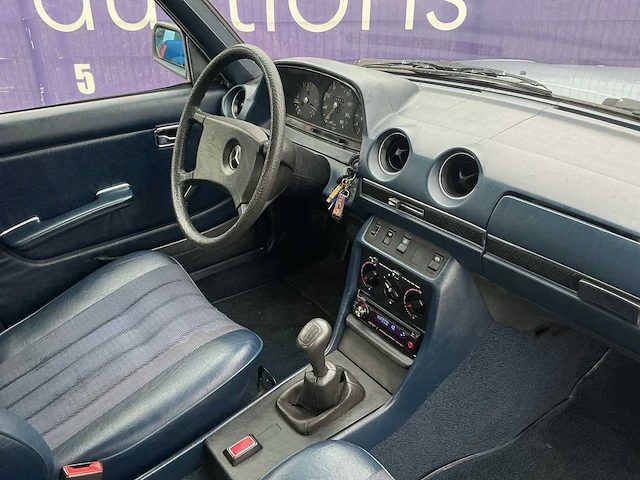 1980 - mercedes-benz - 300 - personenauto - afbeelding 9 van  11