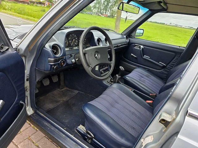 1980 mercedes-benz 300d oldtimer - afbeelding 32 van  55