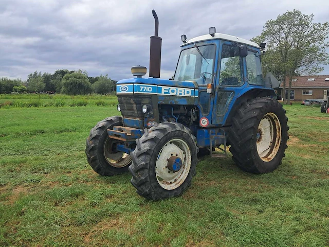 1982 ford 7710 vierwielaangedreven landbouwtractor - afbeelding 1 van  16