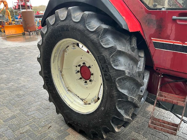 1982 international harvester 845 xl vierwielaangedreven landbouwtractor - afbeelding 18 van  40