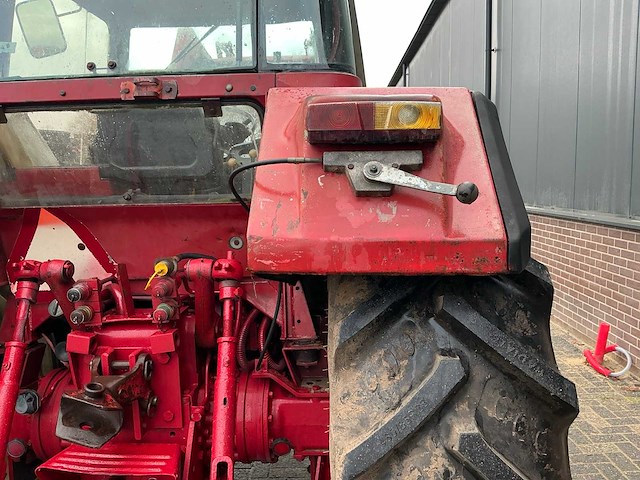 1982 international harvester 845 xl vierwielaangedreven landbouwtractor - afbeelding 32 van  40