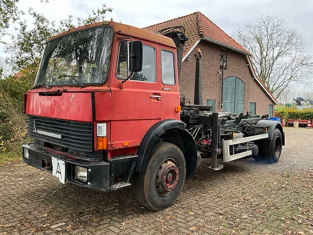 1982 magirus deutz 256m19 haakarm vrachtwagen met kraan - afbeelding 1 van  44