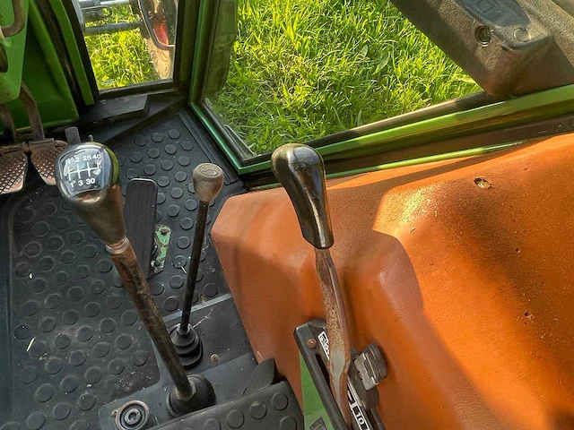 1984 fendt farmer 304 ls turbomatik tweewielaangedreven landbouwtractor - afbeelding 2 van  13