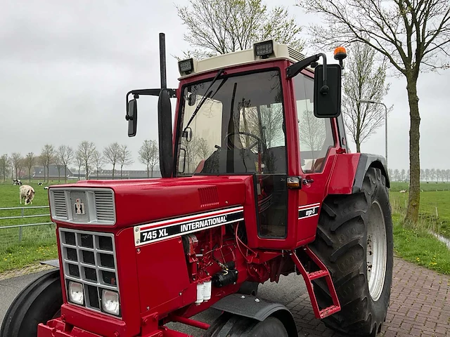 1985 international 745xl ergo-s tweewielaangedreven landbouwtractor - afbeelding 2 van  40