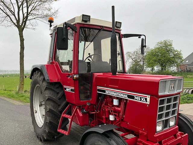 1985 international 745xl ergo-s tweewielaangedreven landbouwtractor - afbeelding 3 van  40