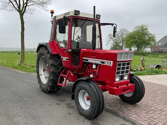 1985 international 745xl ergo-s tweewielaangedreven landbouwtractor - afbeelding 34 van  40