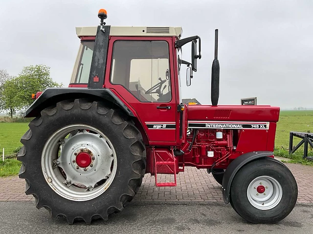 1985 international 745xl ergo-s tweewielaangedreven landbouwtractor - afbeelding 37 van  40