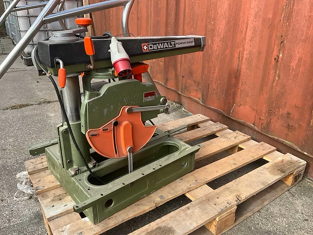1986 dewalt power shop radiaalafkortzaagmachine - afbeelding 1 van  6