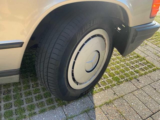 1986 mercedes-benz 190e oldtimer - afbeelding 18 van  63